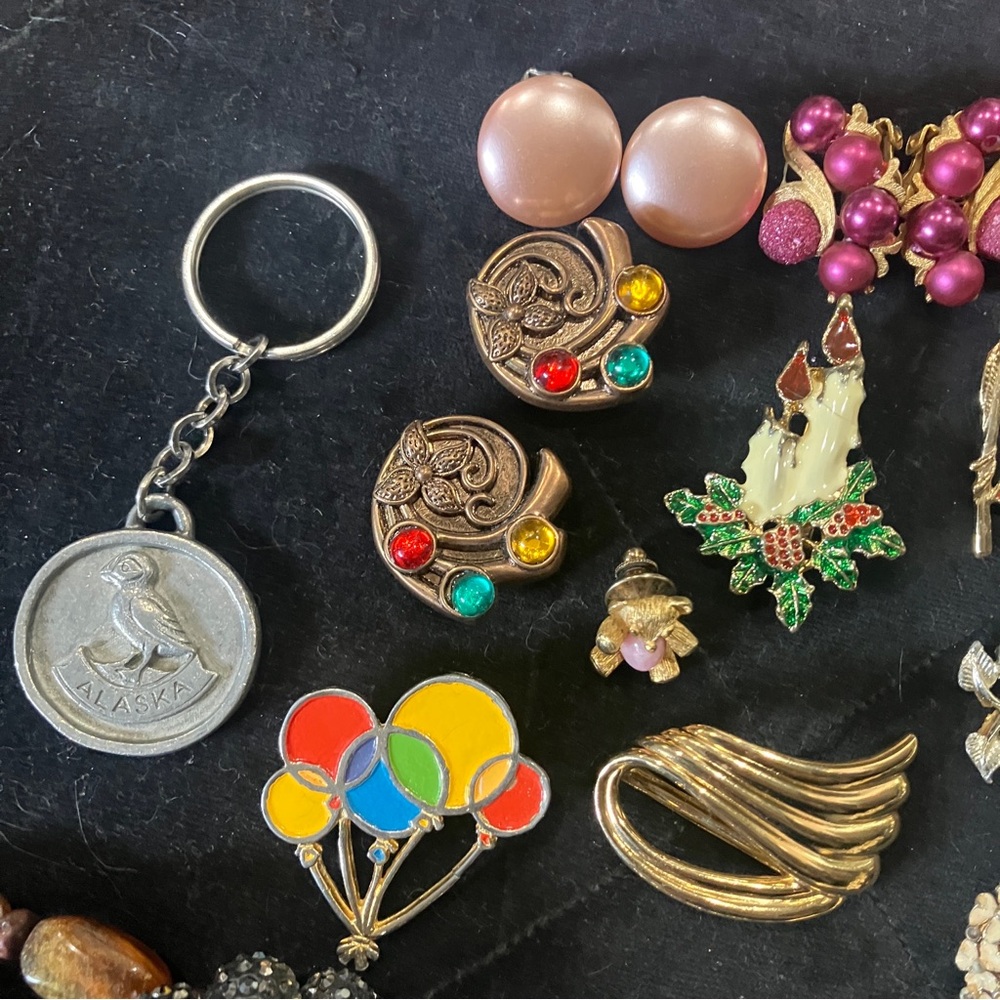Vintage & Modern Costume Jewelry Lot Signed Hong Kong Trifari Pastelli - Picture 2 of 16